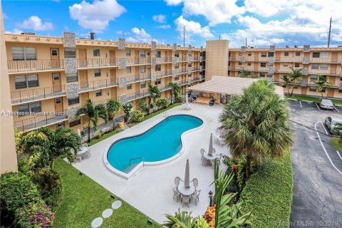 Condo in Hollywood, Florida, 2 bedrooms  № 1896386 - photo 1