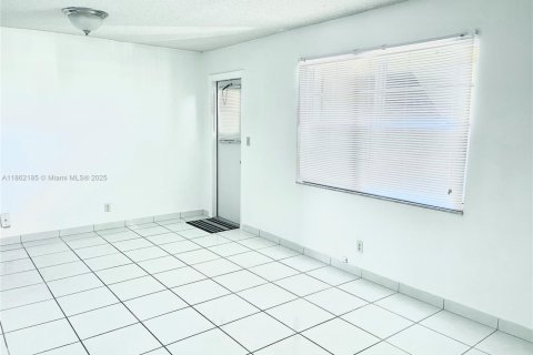 Condo in Hollywood, Florida, 2 bedrooms  № 1896386 - photo 12
