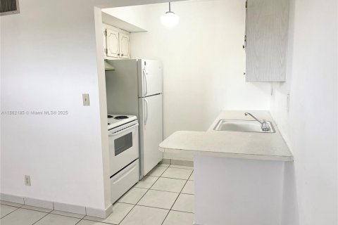 Condo in Hollywood, Florida, 2 bedrooms  № 1896386 - photo 4