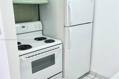 Condo in Hollywood, Florida, 2 bedrooms  № 1896386 - photo 26