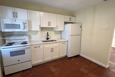 Commercial property in Hallandale Beach, Florida 159.42 sq.m. № 2055997 - photo 27