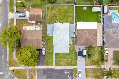 Commercial property in Hallandale Beach, Florida 159.42 sq.m. № 2055997 - photo 15