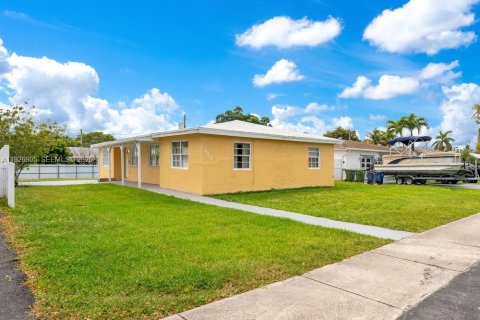 Commercial property in Hallandale Beach, Florida 159.42 sq.m. № 2055997 - photo 2