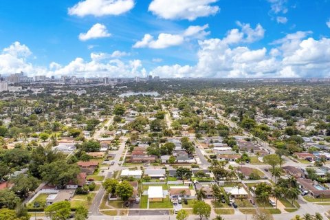 Commercial property in Hallandale Beach, Florida 159.42 sq.m. № 2055997 - photo 16