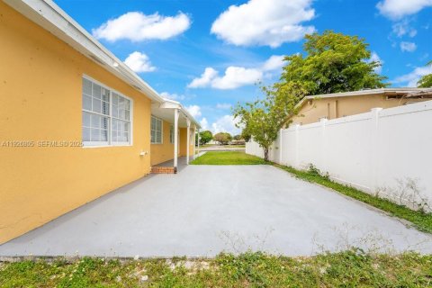 Commercial property in Hallandale Beach, Florida 159.42 sq.m. № 2055997 - photo 6