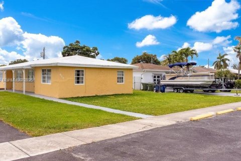 Commercial property in Hallandale Beach, Florida 159.42 sq.m. № 2055997 - photo 29