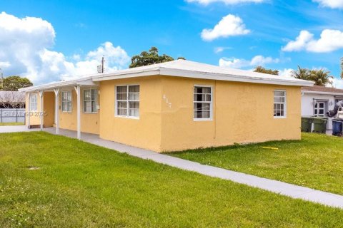 Commercial property in Hallandale Beach, Florida 159.42 sq.m. № 2055997