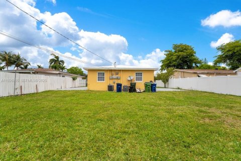 Commercial property in Hallandale Beach, Florida 159.42 sq.m. № 2055997 - photo 7