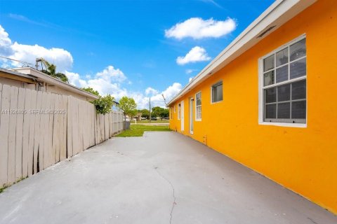 Commercial property in Hallandale Beach, Florida 159.42 sq.m. № 2055997 - photo 10