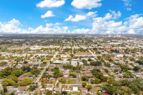 Commercial property in Hallandale Beach, Florida 159.42 sq.m. № 2055997 - photo 19