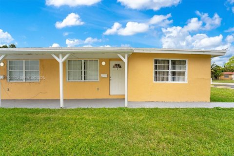 Commercial property in Hallandale Beach, Florida 159.42 sq.m. № 2055997 - photo 3