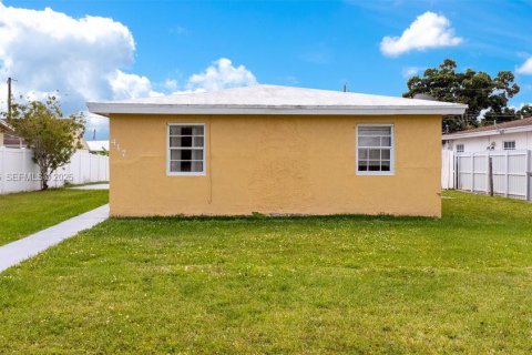 Commercial property in Hallandale Beach, Florida 159.42 sq.m. № 2055997 - photo 12