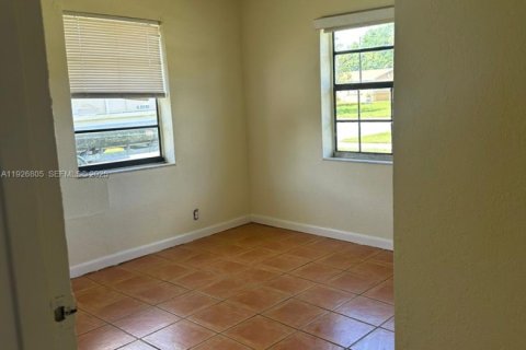Commercial property in Hallandale Beach, Florida 159.42 sq.m. № 2055997 - photo 23