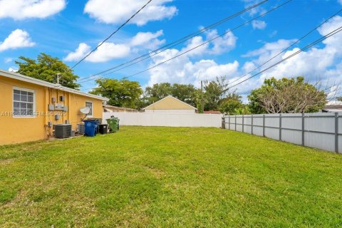 Commercial property in Hallandale Beach, Florida 159.42 sq.m. № 2055997 - photo 9