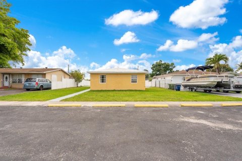 Commercial property in Hallandale Beach, Florida 159.42 sq.m. № 2055997 - photo 5