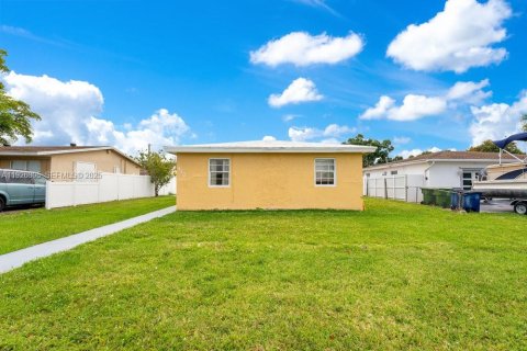 Commercial property in Hallandale Beach, Florida 159.42 sq.m. № 2055997 - photo 11