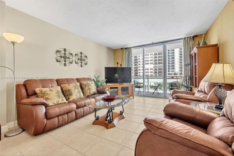 Condominio en alquiler en Hollywood, Florida, 1 dormitorio, 82.03 m2 № 1974505 - foto 13