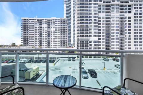 Condominio en alquiler en Hollywood, Florida, 1 dormitorio, 82.03 m2 № 1974505 - foto 3