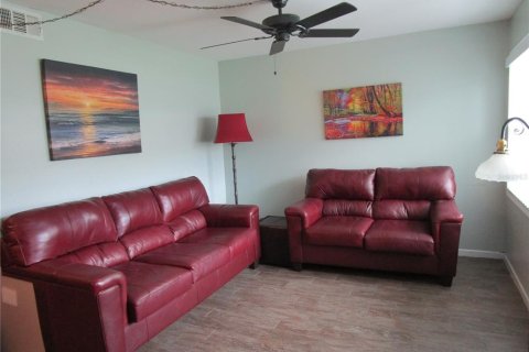 Condo in Saint Petersburg, Florida, 1 bedroom  № 1829510 - photo 2