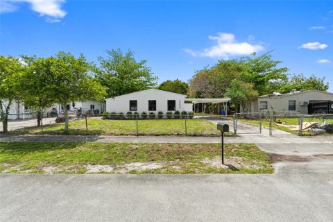 House in West Park, Florida 3 bedrooms, 102.38 sq.m. № 2067454 - photo 2