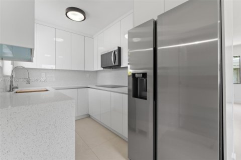 House in West Park, Florida 3 bedrooms, 102.38 sq.m. № 2067454 - photo 11