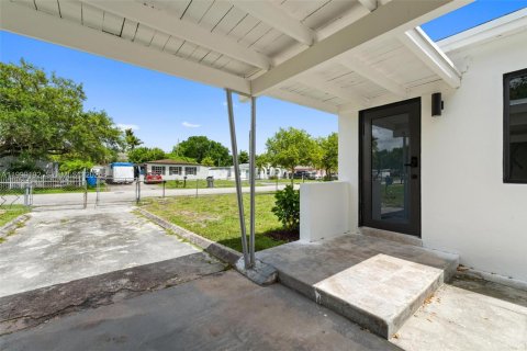 House in West Park, Florida 3 bedrooms, 102.38 sq.m. № 2067454 - photo 5