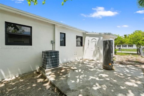 House in West Park, Florida 3 bedrooms, 102.38 sq.m. № 2067454 - photo 17