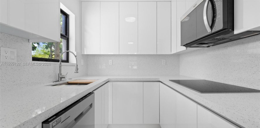 House in West Park, Florida 3 bedrooms, 102.38 sq.m. № 2067454