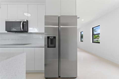 House in West Park, Florida 3 bedrooms, 102.38 sq.m. № 2067454 - photo 14