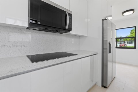 House in West Park, Florida 3 bedrooms, 102.38 sq.m. № 2067454 - photo 13