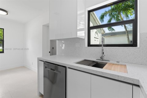 House in West Park, Florida 3 bedrooms, 102.38 sq.m. № 2067454 - photo 12