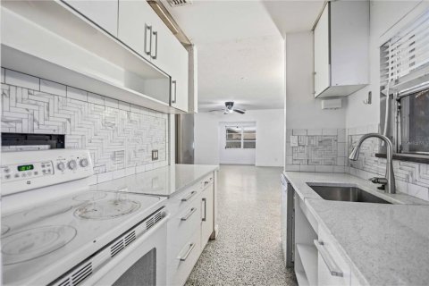 Villa ou maison à vendre à Sarasota, Floride: 2 chambres, 102.19 m2 № 2296501 - photo 9