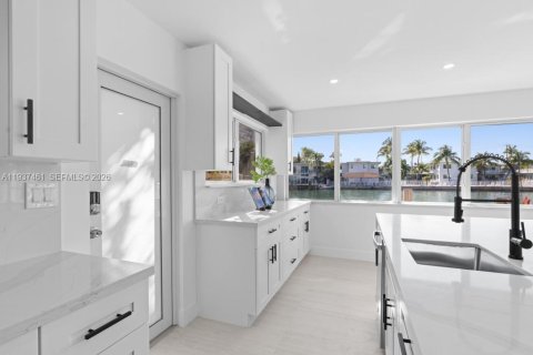 Купить виллу или дом в Майами-Бич, Флорида 3 спальни, 151.62м2, № 1995331 - фото 14