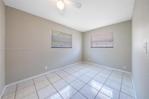 House in Lauderhill, Florida 3 bedrooms, 129.97 sq.m. № 1689332 - photo 15