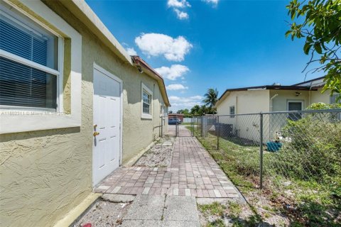 House in Lauderhill, Florida 3 bedrooms, 129.97 sq.m. № 1689332 - photo 29