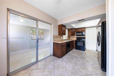 House in Lauderhill, Florida 3 bedrooms, 129.97 sq.m. № 1689332 - photo 24