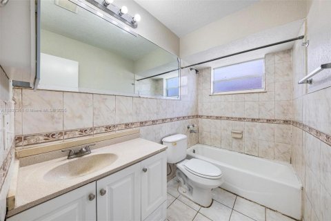 House in Lauderhill, Florida 3 bedrooms, 129.97 sq.m. № 1689332 - photo 14