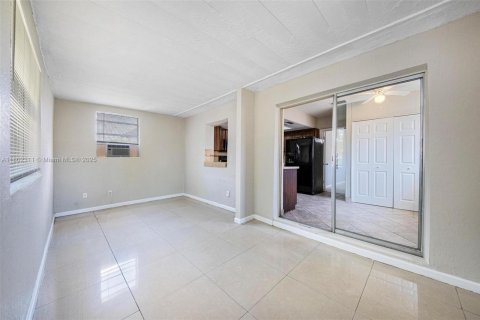 House in Lauderhill, Florida 3 bedrooms, 129.97 sq.m. № 1689332 - photo 25