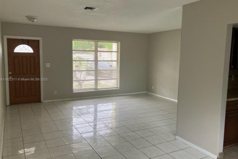 House in Lauderhill, Florida 3 bedrooms, 129.97 sq.m. № 1689332 - photo 3