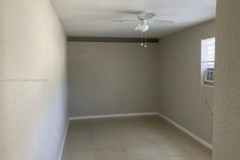 House in Lauderhill, Florida 3 bedrooms, 129.97 sq.m. № 1689332 - photo 10
