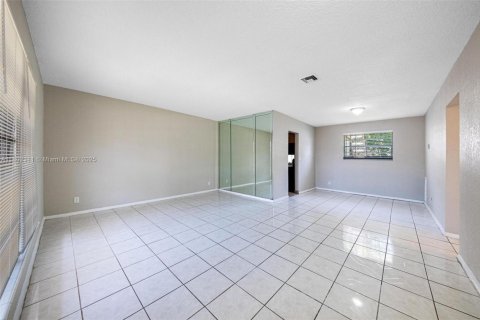 House in Lauderhill, Florida 3 bedrooms, 129.97 sq.m. № 1689332 - photo 27