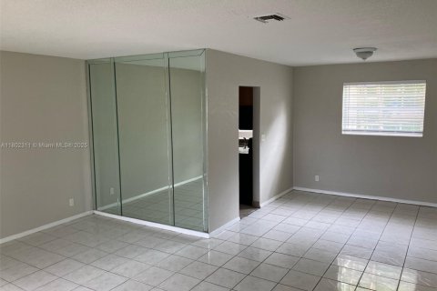 House in Lauderhill, Florida 3 bedrooms, 129.97 sq.m. № 1689332 - photo 5