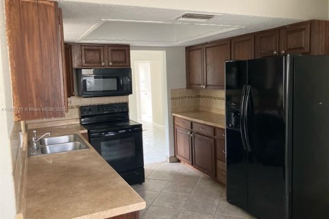 House in Lauderhill, Florida 3 bedrooms, 129.97 sq.m. № 1689332 - photo 2