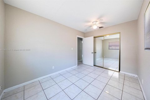 House in Lauderhill, Florida 3 bedrooms, 129.97 sq.m. № 1689332 - photo 16