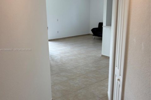 Apartamento en alquiler en Miami, Florida, 3 dormitorios, 109.35 m2 № 2031702 - foto 9
