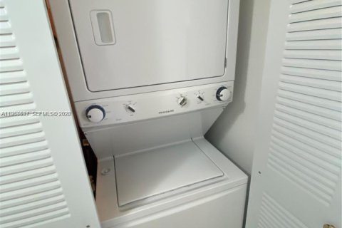 Apartamento en alquiler en Miami, Florida, 3 dormitorios, 109.35 m2 № 2031702 - foto 18