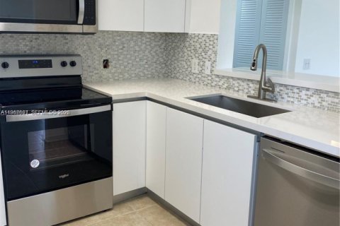 Apartamento en alquiler en Miami, Florida, 3 dormitorios, 109.35 m2 № 2031702 - foto 13