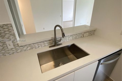 Apartamento en alquiler en Miami, Florida, 3 dormitorios, 109.35 m2 № 2031702 - foto 12