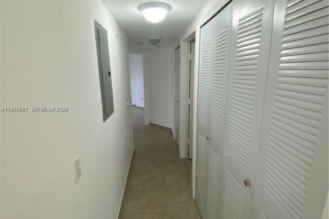 Apartamento en alquiler en Miami, Florida, 3 dormitorios, 109.35 m2 № 2031702 - foto 20