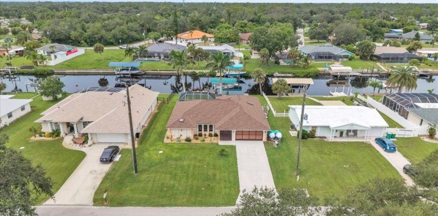 Casa en Port Charlotte, Florida 3 dormitorios, 208.01 m2 № 1900654